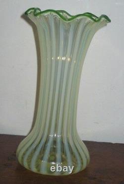 Rare British Opaline Stripe Vase Circ 1880s → Rare vase britannique en opaline à rayures Circa 1880