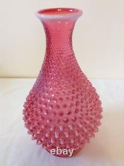 Rare Vase De Bouteille De Hobnail Opalescente De Canneberge En Verre D'art Fenton Vintage