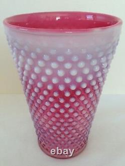 Rare Vintage Fenton Art Glass Cranberry Opalescent Hobnail Cylinder Vase
Rare Vase cylindrique en verre d'art Fenton vintage, couleur cranberry opalescent, avec motif en relief de clous de girofle.