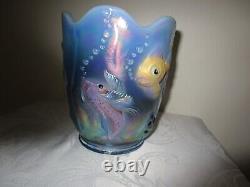 Rareté Fenton Bleu Opalescent Vase Poisson Koi Peint à la Main Signé Étiquette USA XLNT