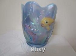 Rareté Fenton Bleu Opalescent Vase Poisson Koi Peint à la Main Signé Étiquette USA XLNT