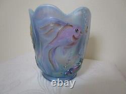 Rareté Fenton Bleu Opalescent Vase Poisson Koi Peint à la Main Signé Étiquette USA XLNT