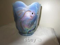 Rareté Fenton Bleu Opalescent Vase Poisson Koi Peint à la Main Signé Étiquette USA XLNT