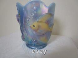 Rareté Fenton Bleu Opalescent Vase Poisson Koi Peint à la Main Signé Étiquette USA XLNT