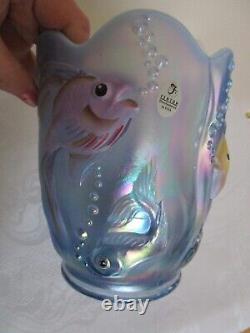 Rareté Fenton Bleu Opalescent Vase Poisson Koi Peint à la Main Signé Étiquette USA XLNT