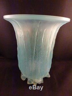 René Lalique 1925 C R. Lalique Vase Eucalyptus Opalescent Avec Turquoise Patina