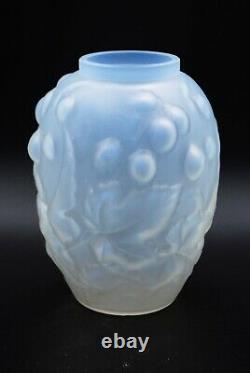 René Lalique Original Opalescent Vase Avec Raisins