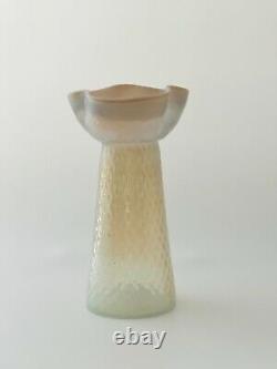 République Tchèque Opalescent Main Blown Motif Art Verre Ruffle Rim Vase Floral