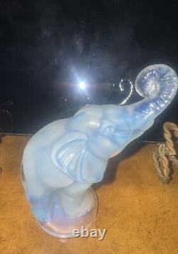 Statue en verre opalescent Art Déco stylisée d'éléphant français des années 1930 de style vintage SABINO