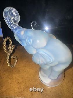 Statue en verre opalescent Art Déco stylisée d'éléphant français des années 1930 de style vintage SABINO