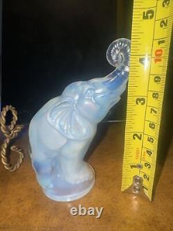 Statue en verre opalescent Art Déco stylisée d'éléphant français des années 1930 de style vintage SABINO