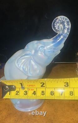 Statue en verre opalescent Art Déco stylisée d'éléphant français des années 1930 de style vintage SABINO