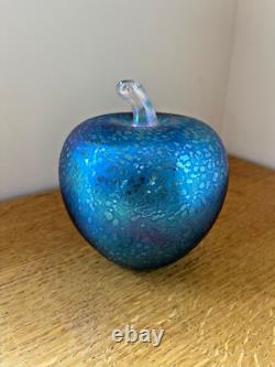Superbe presse-papier en verre opalescent bleu grande pomme de John Ditchfield