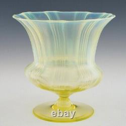 Superbe vase en opaline de paille de John Walsh, vers 1900