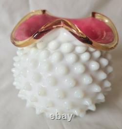 Superbe vase en verre opalin cerise circulaire de style victorien