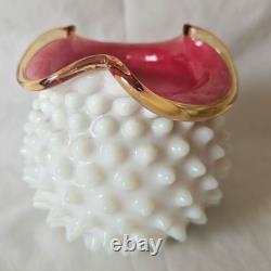 Superbe vase en verre opalin cerise circulaire de style victorien