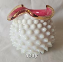 Superbe vase en verre opalin cerise circulaire de style victorien