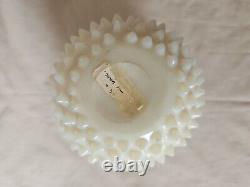 Superbe vase en verre opalin cerise circulaire de style victorien