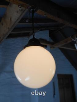 Suspension en verre opalin vintage Art Déco de style école / chapelle