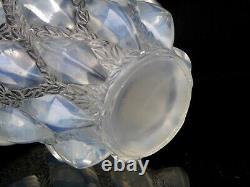 Translate this title in French: R Lalique Vase Art Deco Rampillon Pattern Opalescent Glass Circa 1930

Vase R Lalique motif Rampillon en verre opalescent de style Art Déco, vers 1930.