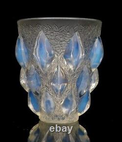 Translate this title in French: R Lalique Vase Art Deco Rampillon Pattern Opalescent Glass Circa 1930

Vase R Lalique motif Rampillon en verre opalescent de style Art Déco, vers 1930.