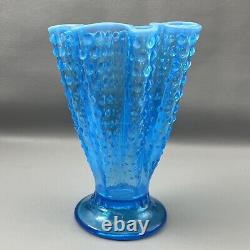 Translate this title in French: Vase en verre opalescent bleu Fenton avec motif pied-de-poule, bordure à volants en mouchoir, 8,25 pouces.