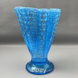 Translate this title in French: Vase en verre opalescent bleu Fenton avec motif pied-de-poule, bordure à volants en mouchoir, 8,25 pouces.