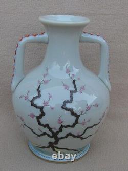 Translate this title in French: Vase en verre opaline français antique de forme Portland émaillée esthétique Baccarat