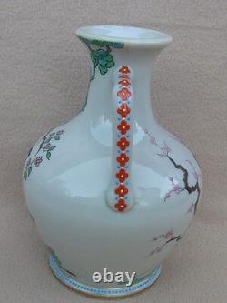Translate this title in French: Vase en verre opaline français antique de forme Portland émaillée esthétique Baccarat