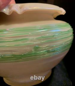 Translation: Vase-Bol en verre opalin iridescent de taille large de style Art Nouveau antique de Kralik