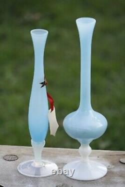 Un beau lot de 2 vases à tige en opaline bleue en verre italien des années 70 MCM 26cm/24cm