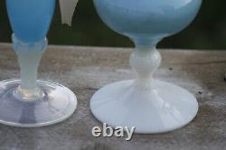 Un beau lot de 2 vases à tige en opaline bleue en verre italien des années 70 MCM 26cm/24cm