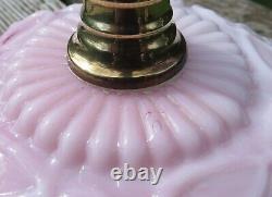 Un joli brûleur de lampe à huile en verre opalin moulé rose/cramoisi de style Art Nouveau