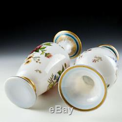 Une Paire De Baccarat Opaline Vases À Fleurs C1850