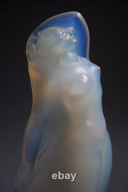 Une figure en silhouette en verre opalescent Sabino Art Déco