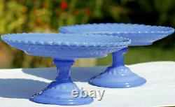 Une paire de supports à gâteaux en opaline bleu antique français des années 30 Vallerysthal