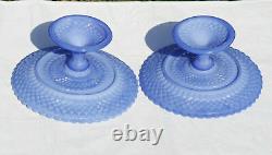 Une paire de supports à gâteaux en opaline bleu antique français des années 30 Vallerysthal