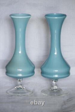 Une paire de vases opaline bleu italien vintage avec base transparente 23cm 9in Opalino