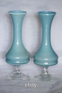 Une paire de vases opaline italienne vintage avec base transparente, 23cm (9 pouces), opalino bleu.