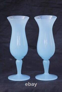 Une paire de vases vintage en opaline bleue italienne sur pieds Murano 19,5 cm 7,67 pouces