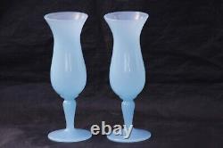 Une paire de vases vintage italiens à pieds en opaline bleue Murano 19,5cm 7.67in