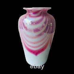 VASE en verre soufflé ornemental à plumes tirées OBG, rose iridescent blanc opalescent.