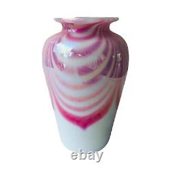 VASE en verre soufflé ornemental à plumes tirées OBG, rose iridescent blanc opalescent.