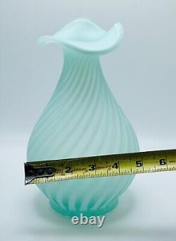 VTG Fenton Opalescent Spiral Optic Satin Green Vase Deuxième