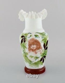 Vase Antique En Verre D'art Opal Avec Motif Peint À La Main D'une Jeune Femme