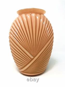 Vase D'art Déco Côtelé En Verre Opalin Rose Casé, Dans Les Années 1930