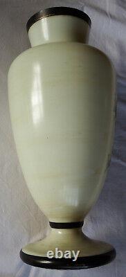 Vase D'opaline Signé Au Xixe Siècle Avec Décoration Dorée De La Maison Osbourne