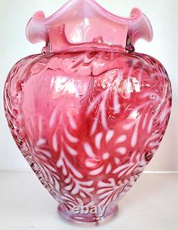 Vase En Verre D'art Fenton Cranberry Daisy Et Motif De Fern Opalescent Avec Étiquette De Suspension
