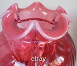Vase En Verre D'art Fenton Cranberry Daisy Et Motif De Fern Opalescent Avec Étiquette De Suspension