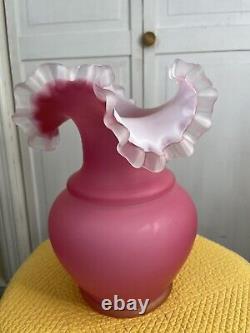 Vase En Verre D'art Satin Cranberry Rose Opalescent Verre Ruffle Top 10 Fenton